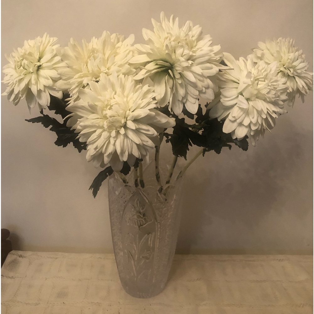Bunch of 6 silk white long stem realistic life like chrysanthemum by Winward.